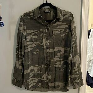 Small women/men camo button down shirt